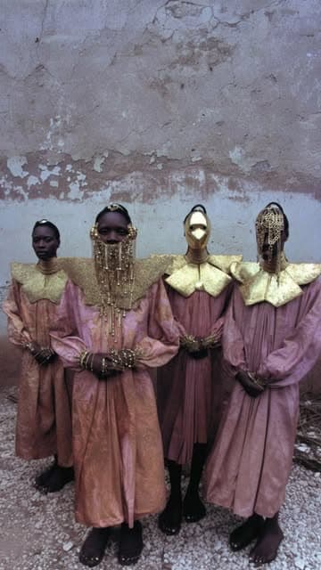 Достала из памяти одно очень яркое воспоминание.

Мне было 13, мама поднималась на вулкан Килиманджаро, и пока мы с папой пока ее ждали путешествовали по Кении и Танзании: ездили на сафари, я была в восторге от животных и природы, а так же даже была поездка к племенам, там нам показывали свои ритуальные танцы и это показалось мне завораживающим. 

Помню, как у меня впервые полностью перевернулось восприятие мира. Ты просто смотришь — и понимаешь, насколько вообще всё может быть по-другому. Приро