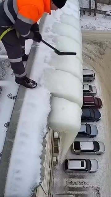 After a record-breaking 146-year snowstorm in Russia, one man was assigned the most dangerous job known to humanity: ice removal above parked cars. At first, tiny ice bits fell, politely testing the situation. Then gravity lost patience. A massive slab came down like nature saying, “Insurance exists for a reason.” Cars instantly transformed into modern art installations titled Winter Regret No. 3. Somewhere below, alarms cried for help. Somewhere above, the man paused, reconsidering every life c