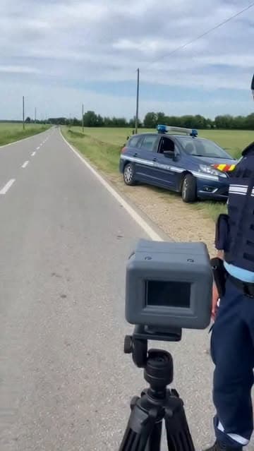 Deux gendarmes installent un radar sur une petite route de campagne.

Tout est calme… jusqu’à ce qu’un énorme bruit mécanique surgisse.

Un tracteur agricole modifié arrive à toute vitesse et passe devant eux comme une fusée.

Quelques secondes plus tard : le radar affiche 146 km/h.

Oui… avec un tracteur.

Vidéo humoristique – personnages fictifs générés par IA – pas pour enfants.

#sora #sora2 #veo3 #tracteur #gendarmerie humour futurai vehicule
