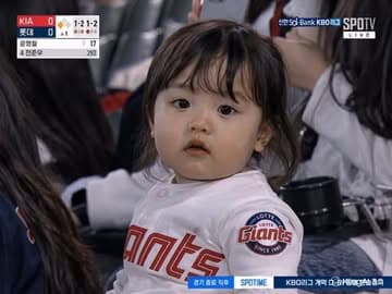 나에겐 한가지 숙명이 있다…
그것은… 태어나자마자 롯데팬이라는 것…
내 살아생전에 우승롯데를 한번쯤은 볼 수 있겠지…

#롯데자이언츠 
#lottegiants 
#baseball